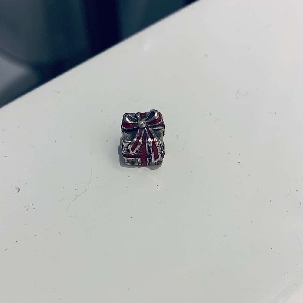 Pandora Present Charm